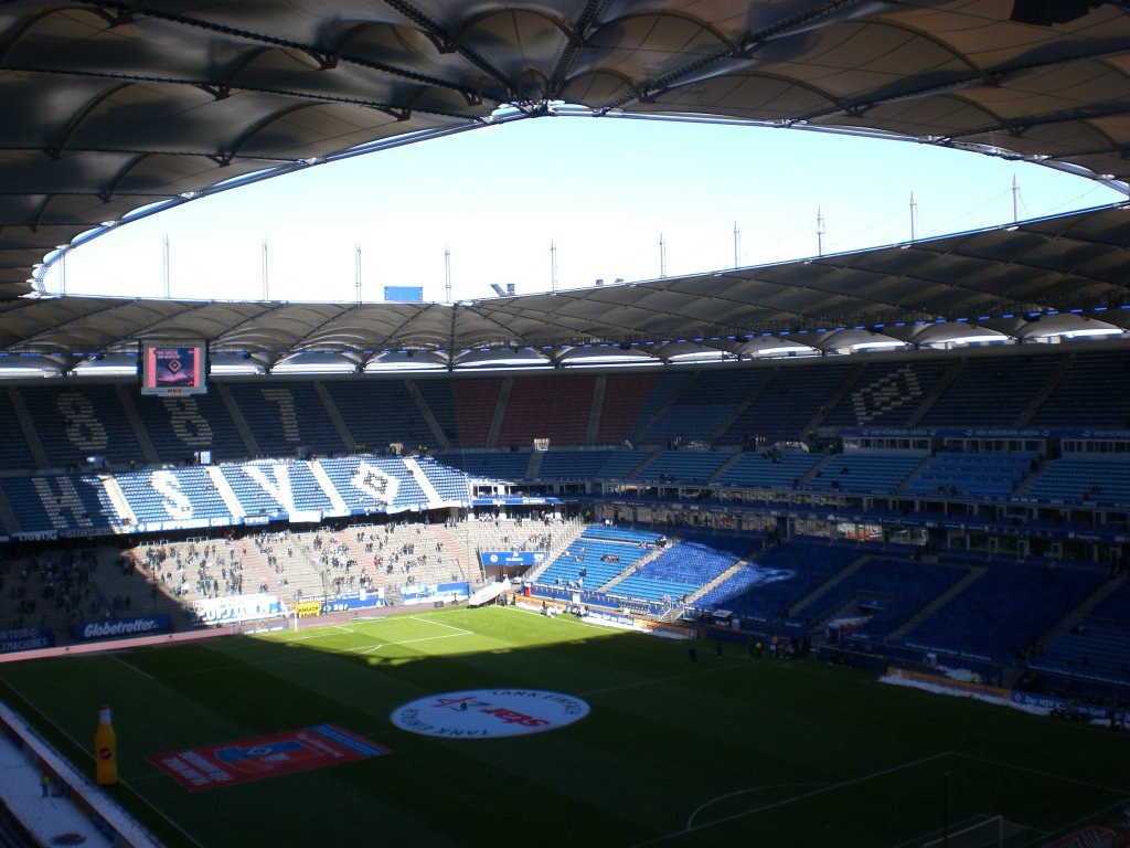 Die HSH-Nordbankarena in Hamburg.Damals hie das Stadion noch Hamburger Volksparkstadion.Ich habe es fotogarfiert aus unserem Auswrtsblock vor dem Spiel Hamburger SV gegen Hertha BSC Berlin.Das Endergebnis hat mir leider nicht so gepasst denn wir haben 1:0 verloren.