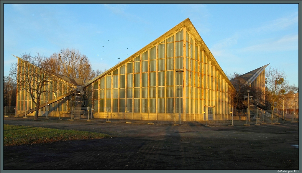 Die Hyparschale, eine 1969 errichtete Mehrzweckhalle im Rotehornpark in Magdeburg. (06.02.2013)
