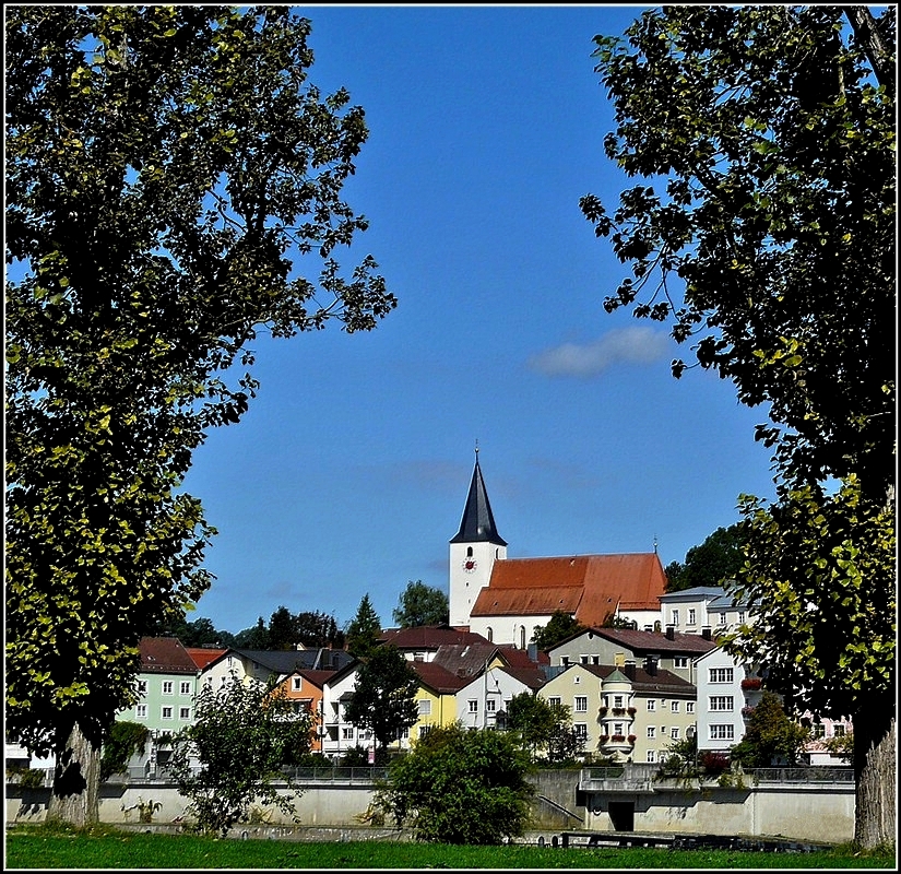 Die Ilzstadt, ein Stadtteil von Passau, vom gegenber liegenden Donauufer aus gesehen am 16.09.2010. Die Ilzstadt war ursprnglich eine Sumer- und Fischersiedlung und Umschlagplatz fr den Salzhandel nach Bhmen. Hier begann der Goldene Steig. ber den Husern der Ilzstadt steht die Pfarrkirche St. Bartholomus mit stmmigem romanischem Turm und gotischem Schiff. (Jeanny)

