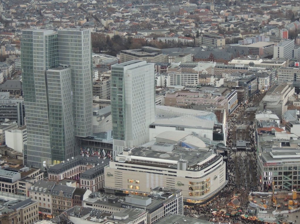 Die Innenstadt in Frankfurt voller Menschen am 15.12.2012, Foto geschossen vom Main-Tower.