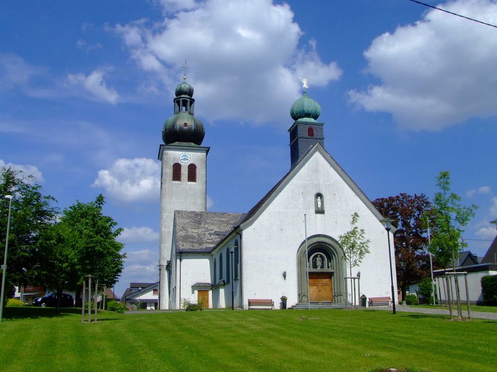 Die katholische Kirche (St. Kunibertus) in Hnsborn, Kreis Olpe am 05.06.2010