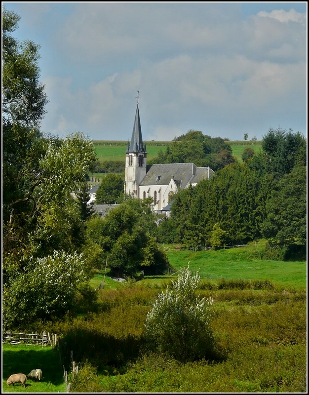 Die Kirche von Arsdorf liegt eingebettet in der schnen Landschaft. 04.09.2010 (Jeanny)