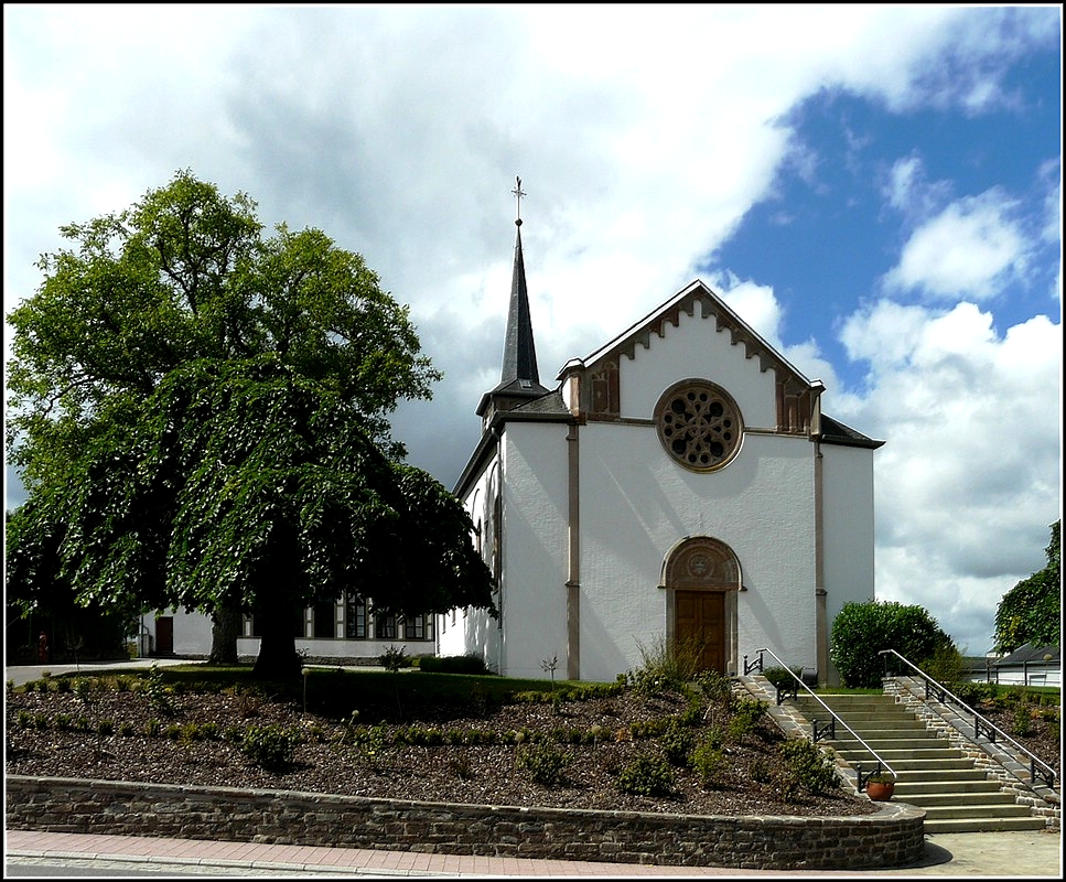 Die Kirche von Baschleiden. 02.08.2010 (Jeanny)