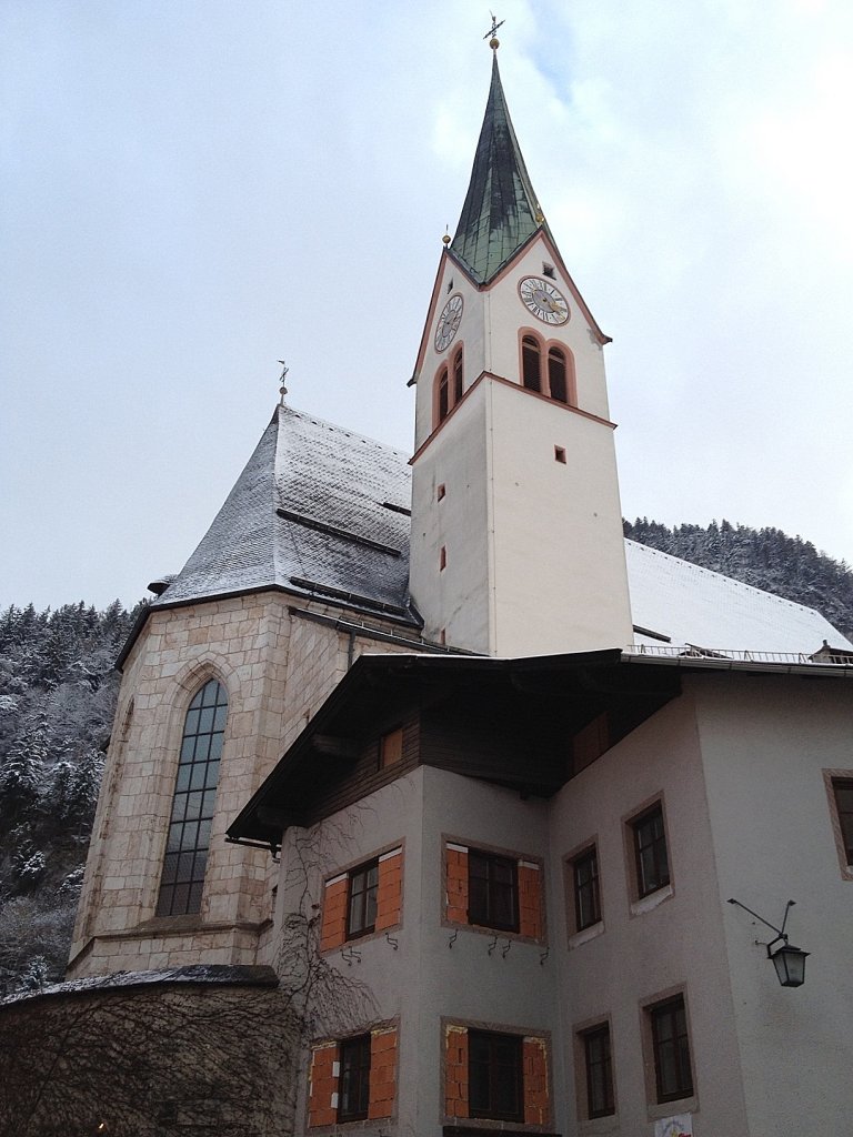 Die Kirche in Rattenberg.Interessant ist,dass diese Kirche keinen Friedhof besitzt und Grber im Keller der Kirche (ffentlich zugnglich) verstaut sind.Der Friedhof musste dem Bau der Eisenbahn weichen.Die Aufnahme entstand am 18.12.2011.