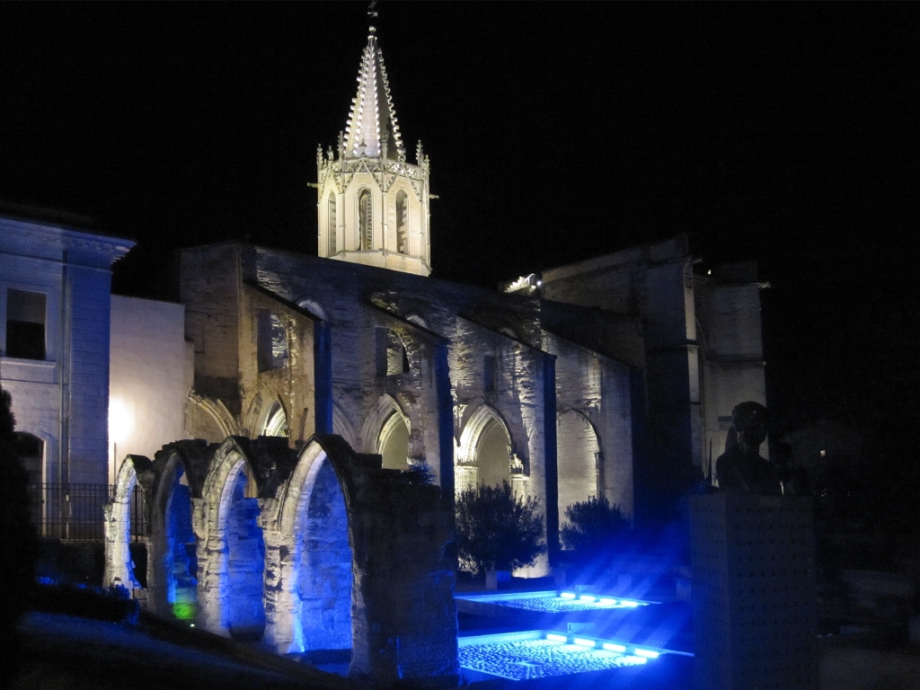 Die Kirche Saint-Martial in Avignon bei Nacht. Mit den Scheinwerfern im Square agricole Perdiguier hat die Kirche nachts jedes Mal eine andere Ausstrahlung. Hier blau; die Atmosphre bei roter oder grner Beleuchtung kann man vor Ort bewundern. 
Aufgenommen am 24. Februar 2012. 