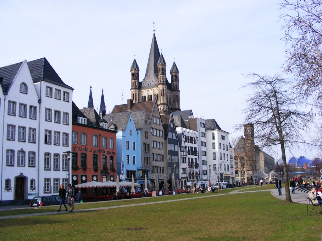 Die Kirche  Sankt Martin  hinter Altstadthusern am westlichen Rheinufer in Kln, 17. Mrz 2010.