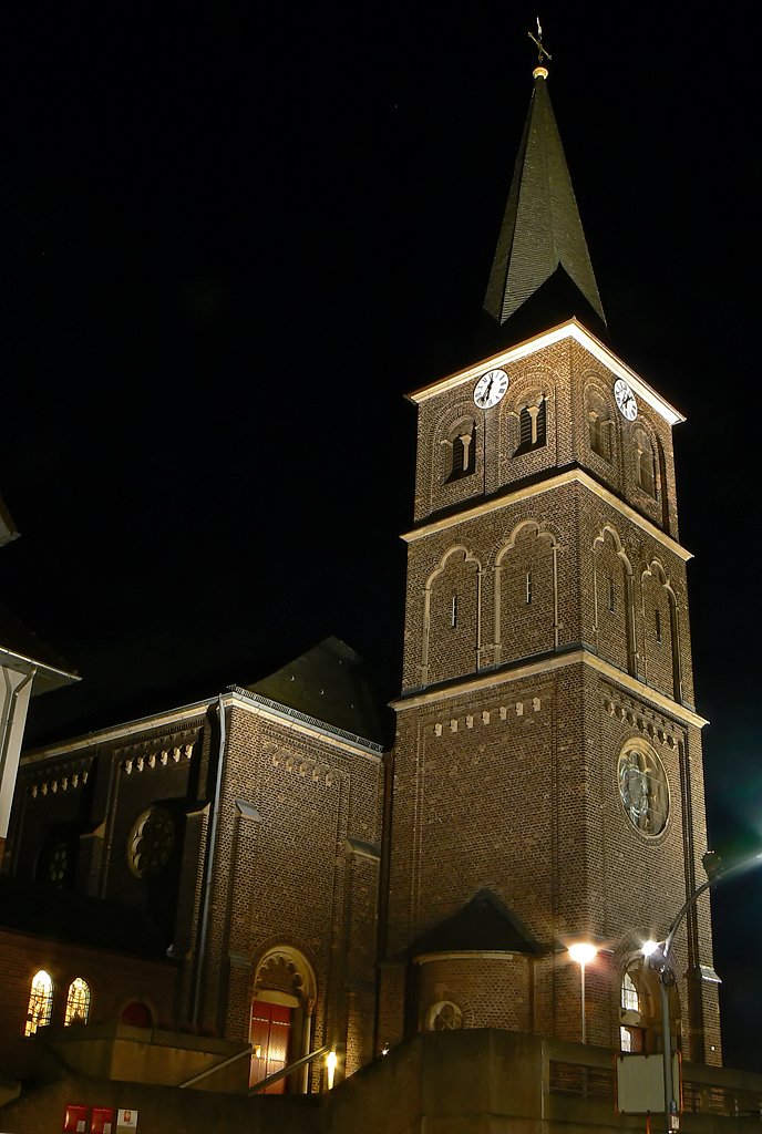 Die Kirche St. Bartholomus in Kln Porz Urbach (meinem Heimatort) , nun auch angestrahlt.