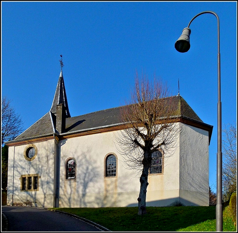 Die kleine Kirche von Enscherange wurde 1765 gebaut und ist dem Heiligen Laurentius gewidmet. 16.11.2010. (Jeanny)