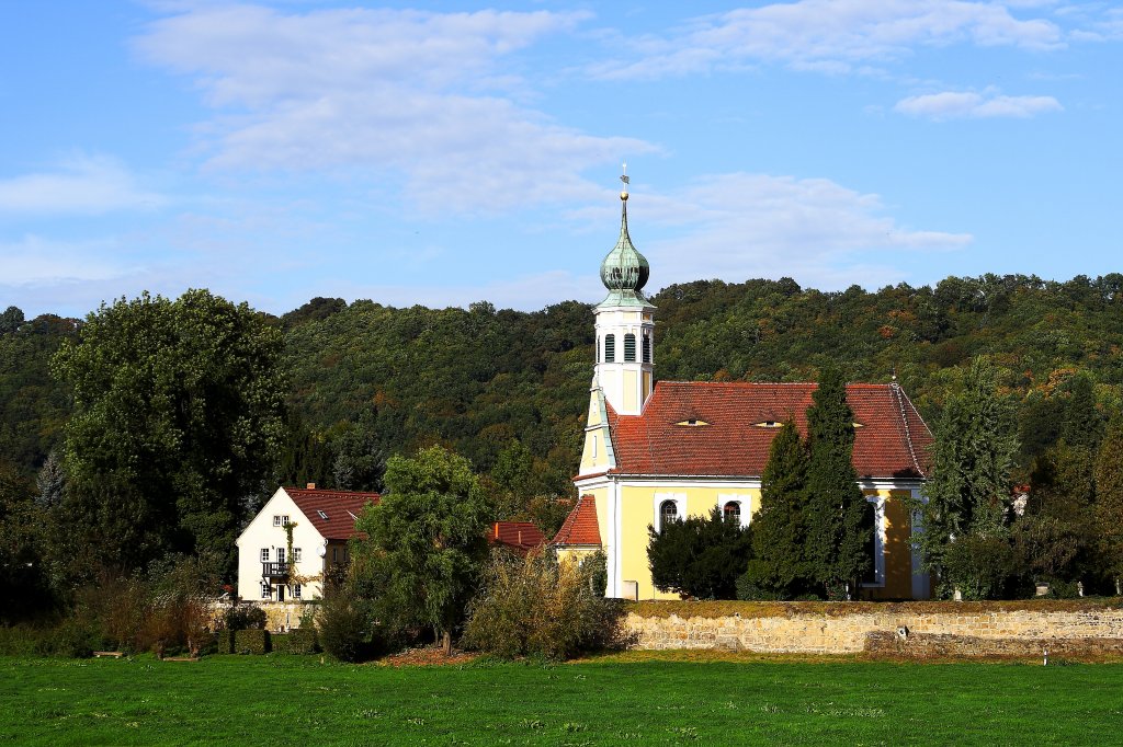 Die kleine Kirche  Maria am Wasser  in Dresden-Hosterwitz, aufgenommen am 06.10.2011 vom Fahrgastschiff  August der Starke  aus.