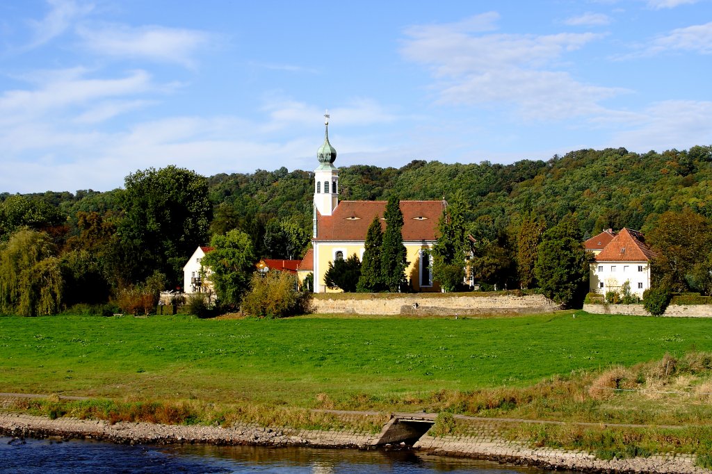 Die kleine Kirche  Maria am Wasser  in Dresden-Hosterwitz, aufgenommen am 06.10.2011 von der Elbe aus.