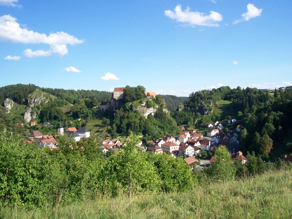 Die Kleinstadt Pottenstein mit seiner auf einem Felsen gelegenen Burg liegt schn inmitten der Frnkischen Schweiz. Aufnahme: 10.07.2012