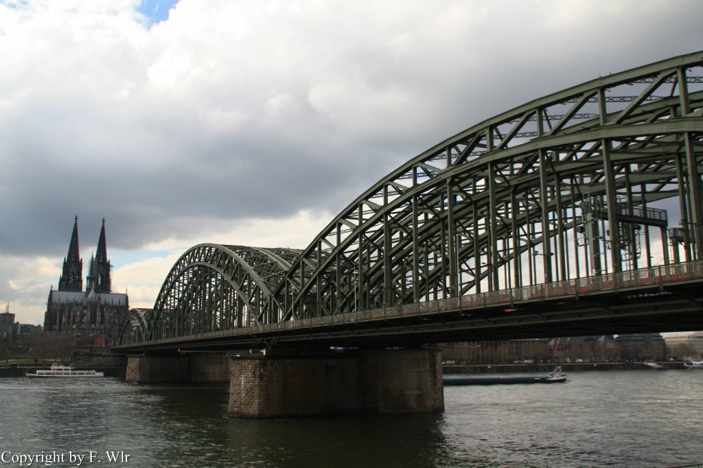 Die Klner Hohenzollernbrcke mit dem Dom am 19.03.13