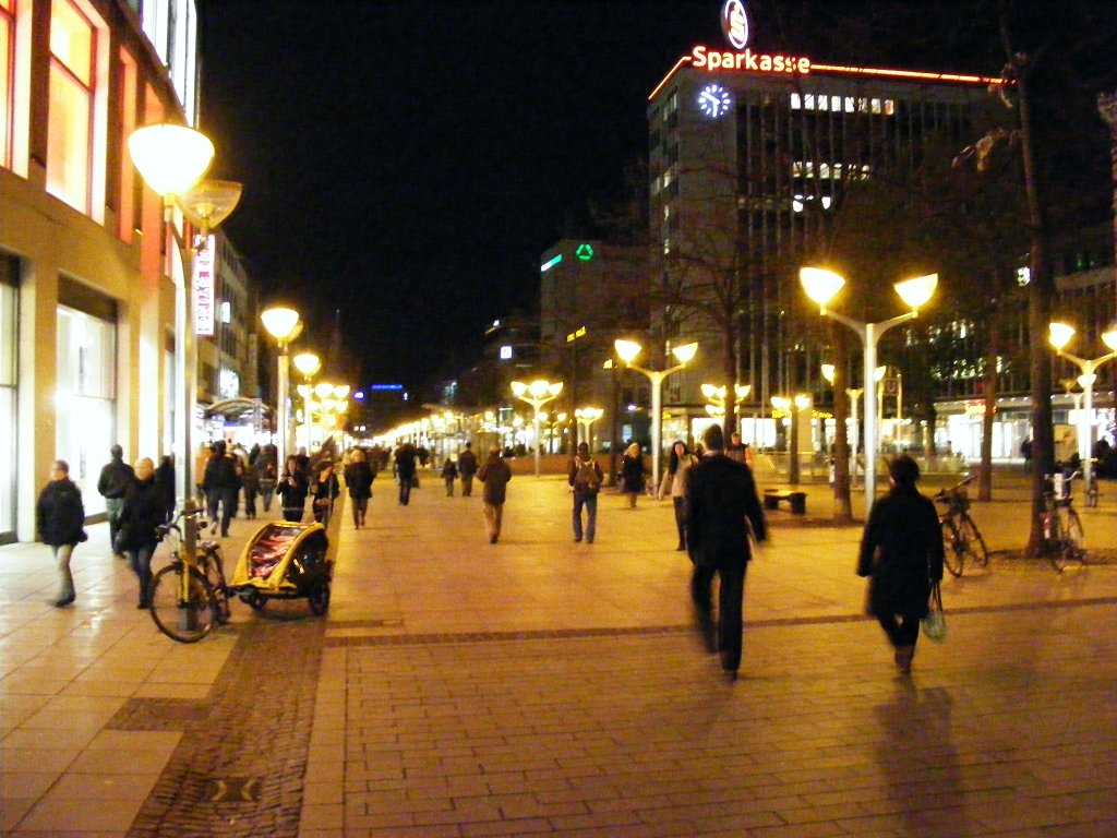Die Königstraße in Duisburg am Abend des 6. November 2009. 
