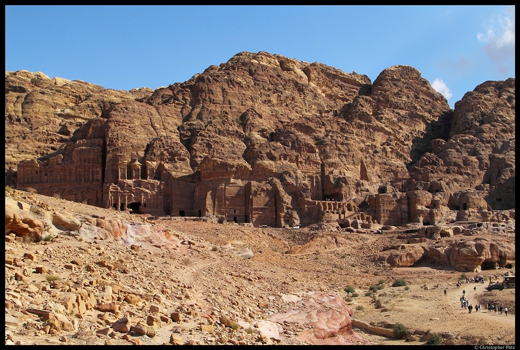 Die  Knigswand , eine Aneinanderreihung mehrerer monumentaler Grabanlagen. Ganz links das Palastgrab, daneben das Korinthische Grab. Rechts davon das kleinere Soldatengrab und das Urnengrab. (Petra, 25.11.2012)