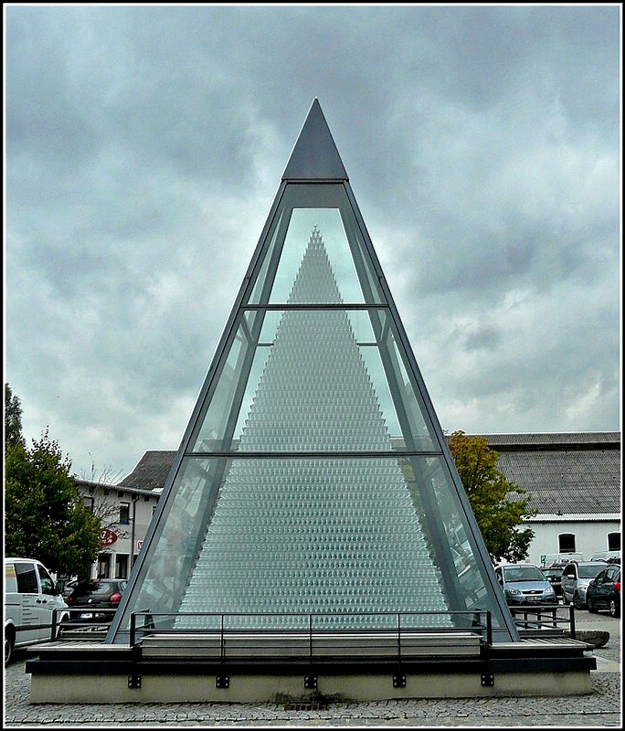 Die Kristallglas-Pyramide, das Rekord-Bauwerk der Zwiesel Kristallglas AG ist ber acht Meter hoch und besteht aus ber 93.000 Weinglsern. 15.09.2010 (Jeanny)