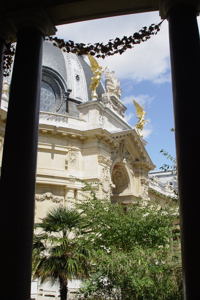 Die Kuppel ber dem Eingangsbereich zum Petit Palais ist geschmckt mit vergoldeten Engeln und dem Wappen der Stadt Paris. (15.07.2009) Der wunderschne kleine Innenhof des Petit Palais, ein Garten mit Wasserbassins, ist mit einer Galerie abgeschlossen.
