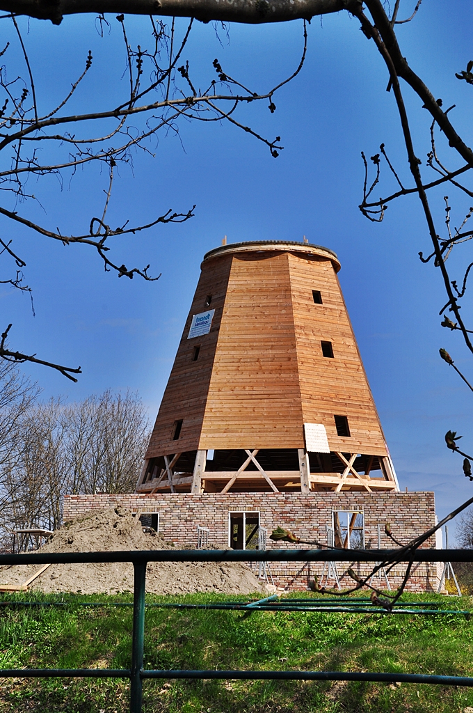 die Mahnkische Mhle entsteht wieder neu
auch der Standpunkt ist neu, nmlich im Stralsunder Tierpark und nicht wie einst an den Mahnkischen Wiesen, 17.04.2010