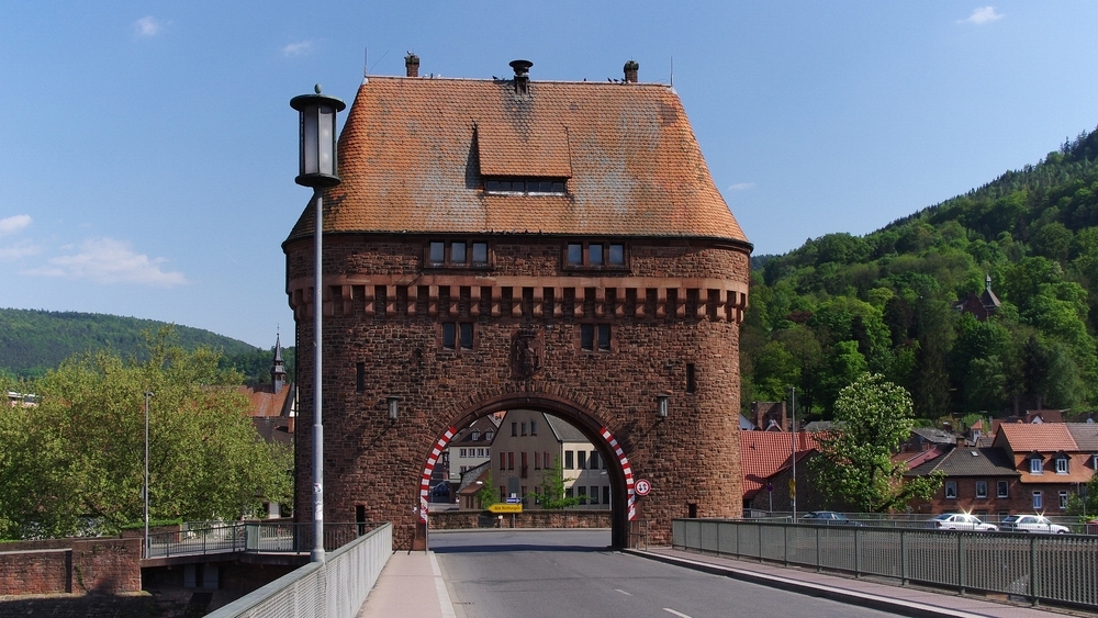 Die Mainbrcke in Miltenberg mit Torhaus.

Auf den Chip gebannt beim Spaziergang am 25 April 2011.

Miltenberg war seit dem Mittelalter ein wichtiger Mainbergang. Das bersetzen wurde mit Fhren bewerkstelligt, von denen sich die eine auf Hhe der Ankergasse, die andere beim Gasthaus >>Rose<< befand. 1898 begann man mit dem Bau einer Brcke, die im Jahr 1900 eingeweiht werden konnte. Auch der architektonisch gut gelungene Brckenturm stammt aus dieser Zeit. In den letzten Kriegstagen 1945 wurde die Brcke gesprengt. Die neue Brcke konnte 1950 eingeweiht werden.