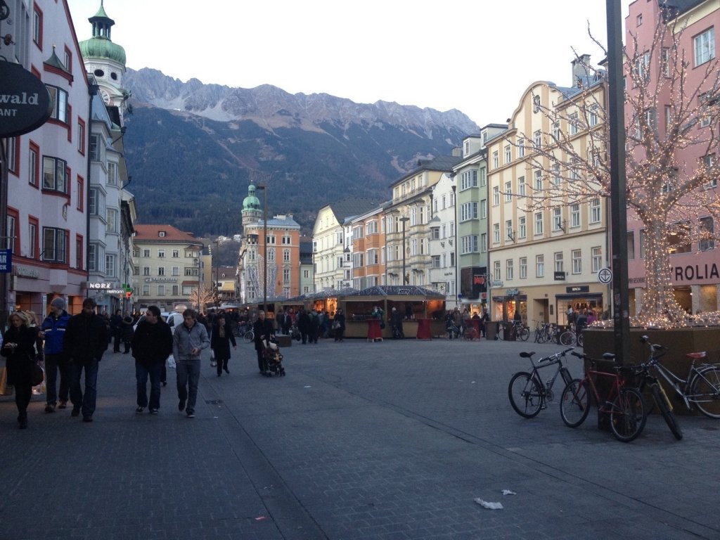 Die Maria-Theresien-Strae in Innsbruck,dahinter die Nordkette.(2.12.2011)