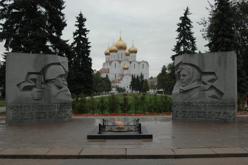 Die Mari-Entschlafens-Kathedrale ist eine russisch-orthodoxe Kathedrale in Jaroslawl in Russland. Erbaut von 1215 bis 1219 im Zentrum der Stadt am Ufer der Wolga. 1937 abgerissen und erst 2004 begann an gleicher Stelle die originalgetreue Rekonstruktion, die whrend der Feierlichkeiten zum 1000jhrigen Stadtjubilum am 12. September 2010 mit der Weihe beendet wurde. Im Vordergrund ein Ehrenmal fr die gefallenen Soldaten mit der ewigen Flamme. Aufgenommen am 14.09.2010.