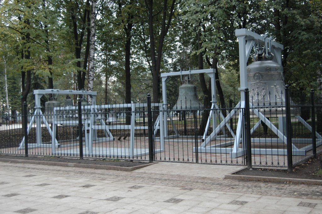 Die Mari-Entschlafens-Kathedrale eine russisch-orthodoxe Kathedrale in Jaroslawl in Russland. Noch ohne Glockenturm. Das ganze Gelute befindet sich hinter der Kirche eingezunt auf einem Holzgestell.
Fotografiert am 14.09.2010.