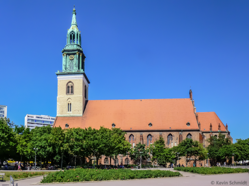 Die Marienkirche am Berliner Alexanderplatz erinnert an das einst dicht bebaute Marienviertel, heute ist sie von Baumbestnden umgeben. (02.08.2013)