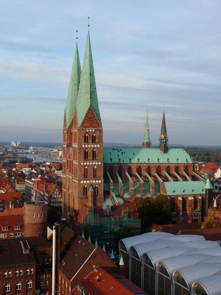 Die Marienkirche wie man sie vom Turm der Petrikirche aus sieht; Lbeck, 08.10.2010
