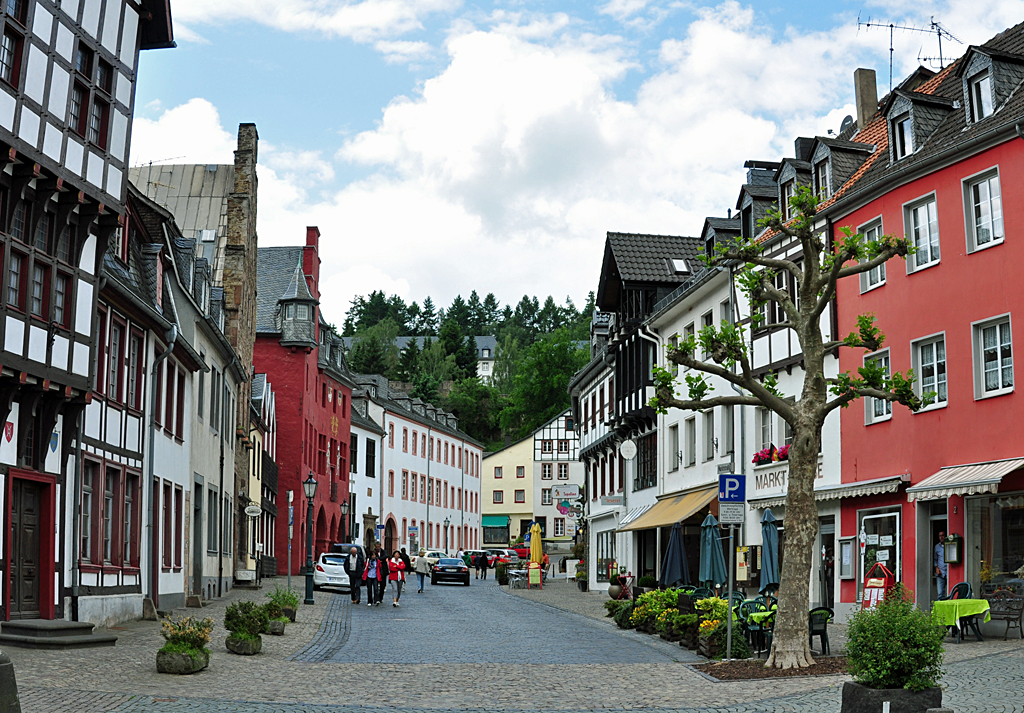 Die Marktstrasse in Bad Mnstereifel. Hinten rechts das Rathaus-Cafe von Heino - 19.06.2010