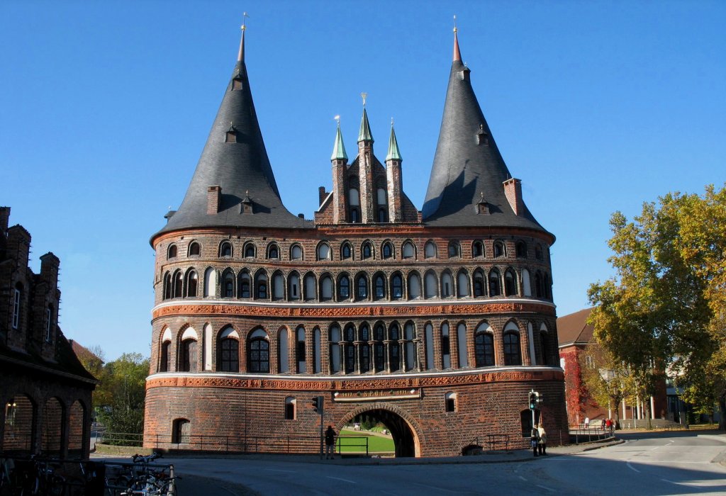 Die meisten Besucher meiner Heimatstadt Lbeck fotografieren das  Holstentor  nur von der anderen Seite. Diese Aufnahme von der Stadtseite ist am Morgen des 22.10.2007 entstanden,in einem Moment ohne den hier sonst herrschenden Strassenverkehr...