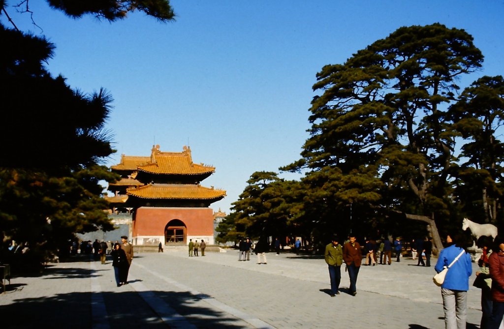 Die Ming-Grber (Dreizehn Grber der Ming-Dynastie) befinden sich etwa 50 km vom Stadtzentrum Pekings entfernt am Fue des Berges Tianshou. Dort sind 13 der 16 Ming-Kaiser begraben. Die Aufnahme stammt aus November 1984.