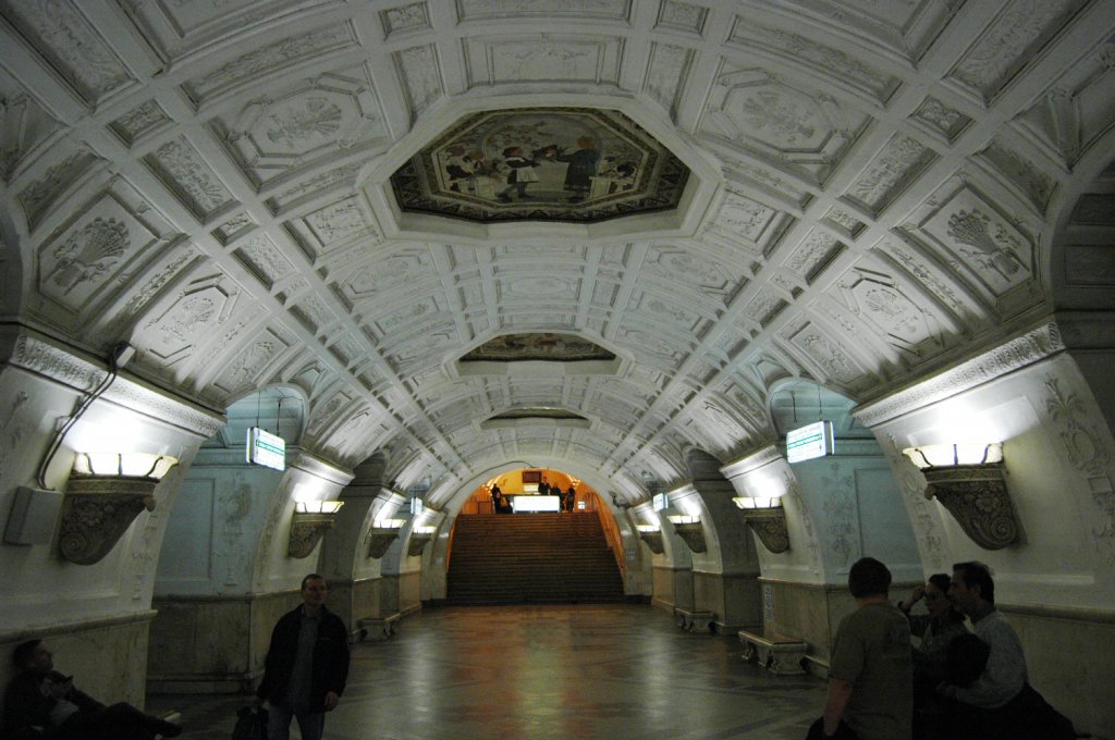 Die Moskauer Metro wurde 1935 erffnet. Sie gehrt zu den U-Bahn-Systemen mit den tiefsten Tunneln und prunkvollsten Bahnhfen der Welt. Die Stationen der Moskauer Metro sind mit ihrer teilweise sehr anspruchsvollen Architektur als unterirdische Palste bekannt.Hier die Station Tret'yakovskaya. Fotografiert am 10.09.2010. 

