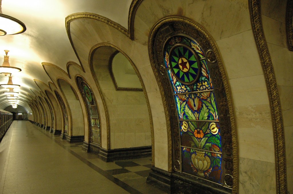 Die Moskauer Metro wurde 1935 erffnet. Sie gehrt zu den U-Bahn-Systemen mit den tiefsten Tunneln und prunkvollsten Bahnhfen der Welt. Die Stationen der Moskauer Metro sind mit ihrer teilweise sehr anspruchsvollen Architektur als unterirdische Palste bekannt. Hier die Station Polyanka. Aufgenommen am 10.09.2010.

