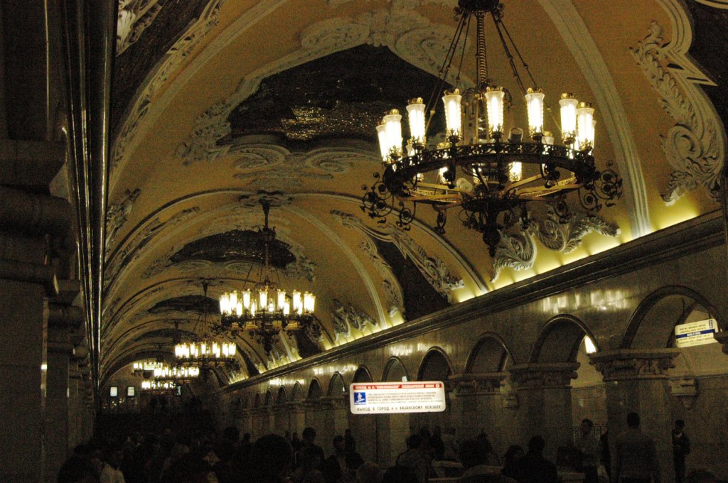 Die Moskauer Metro wurde 1935 erffnet. Sie gehrt zu den U-Bahn-Systemen mit den tiefsten Tunneln und prunkvollsten Bahnhfen der Welt. Die Stationen der Moskauer Metro sind mit ihrer teilweise sehr anspruchsvollen Architektur als unterirdische Palste bekannt. Hier die Station Komsomolskaja. Aufgenommen am 10.09.2010. 


