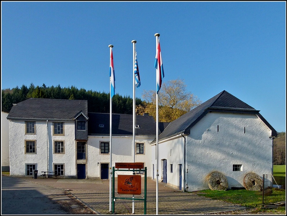 Die Mühle von Enscherange  Rackésmillen  ist noch voll funktionsfähig und ist Teil des Domaine Touristique  A Robbesscheier  in Munzhausen. 16.11.2010