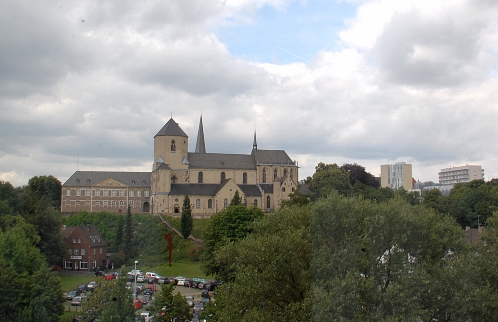 Die Münsterkirche und die ehemalige Abtei in Mönchengladbach. Die ehemalige Abtei beherbergt heute Teile der Stadtverwaltung und ist Sitz des Oberbürgermeisters der Stadt Mönchengladbach.  2.7.2011