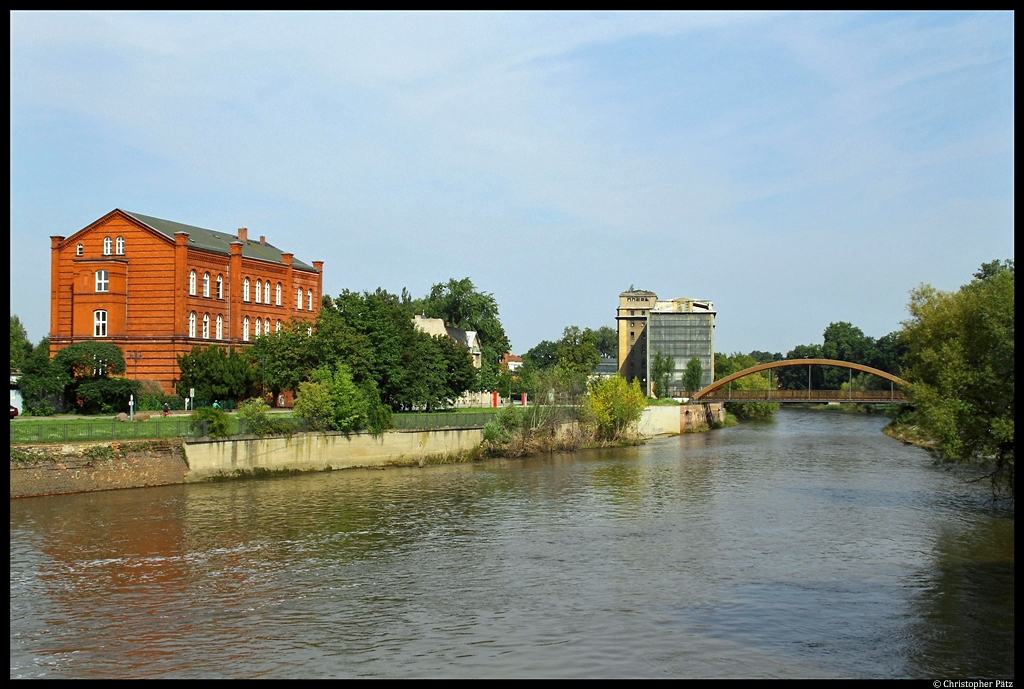 Die Neie trennt den deutschen und den polnischen Teil der Stadt Guben. Zu sehen ist die ehemalige Tuchfabrik und das derzeitige Amtsgericht auf der deutschen Seite. Die Brcke fhrt auf die Schtzeninsel, wo sich frher das Stadttheater befand. (5.8.2011)