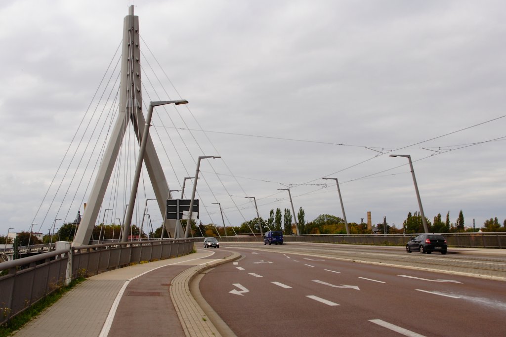 Die neue Berliner Brcke ber den Gterbereich und die Ferngleise des Bahnhofes Halle/Saale. Diese Brcke wurde in den Jahren 2004-2005 mit einem Kostenaufwand von 42 Millionen Euro errichtet und ersetzt das kurz darauf (2006) abgerissene alte Bauwerk, welches 1914-1916 als genietete Stahlfachwerkkonstruktion erbaut wurde. Dieses konnte leider nicht mehr lngerfristig betrieben werden, da es aufgrund massiver Rost-und Verschleischden den heutigen Verkehrsanforderungen nicht mehr gerecht werden konnte. Eine entsprechende Sanierung htte Unsummen an Geld verschlungen und der Nutzen wre auch nur von kurzer Dauer gewesen. Deshalb entschieden sich die Stadtvter Halles, obwohl das Bauwerk unter Denkmalschutz stand, dieses durch einen Neubau zu ersetzen. Die neue Brcke wurde erstmalig in Deutschland als Schrgseilbrcke in Stahlverbundbauweise errichtet, hat eine Lnge von 171 Metern und wird getragen von 24 Stahlseilen sowie einem einzelnen Stahl-Pylon mit einer Hhe von 73 Metern und einem Gewicht von mehr als 600 Tonnen! Die gezeigte Aufnahme entstand am 05.10.2011.