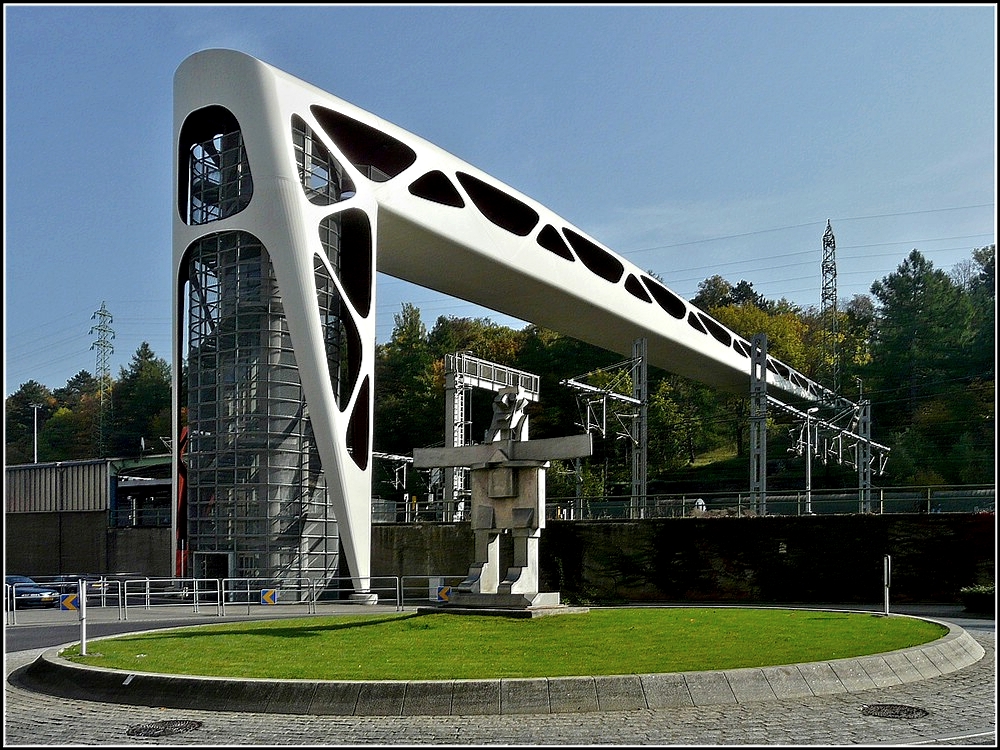 Die neue Fugngerbrcke am Bahnhof in Esch-sur-Alzette. 09.10.2010 (Hans)