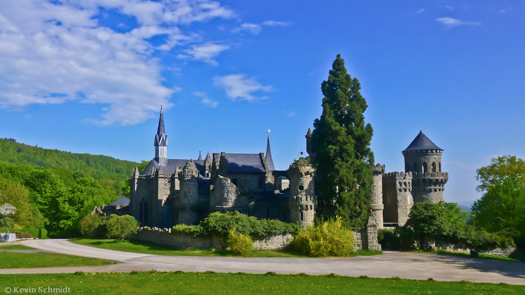 Die neugotische Löwenburg im <a href= http://www.wilhelmshoehe.de/start.cfm >Bergpark Wilhelmshöhe</a> in Kassel wurde Ende des 18. Jahrhunderts als Lustschloss künstlich in Gestalt einer Ruine erbaut. (15.05.2013)