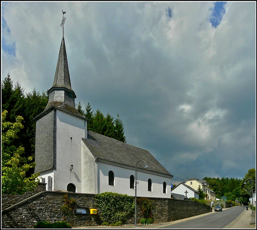 Die Nikolaus Kapelle in Sonlez ist eine Besonderheit in Luxemburg, da sie als einzige einen Barockturm mit Stufendach besitzt. 05.08.2010 (Jeanny)