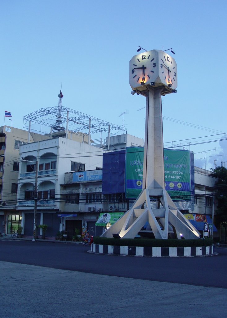 Die  Normaluhr  beim Bahnhof in Buri Ram. Am 10.10.2006 ist um kurz vor 18.00 die Dmmerung bereits hereingebrochen. Weitere 10 Minuten spter ist es bereits stockdunkel