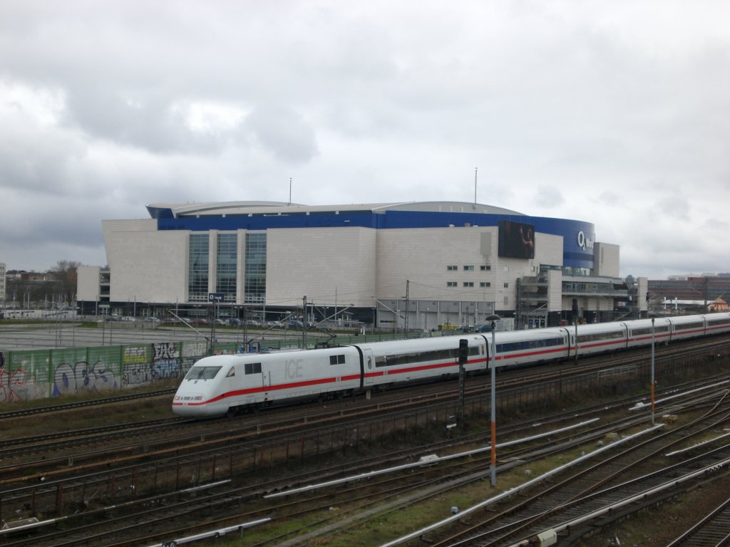 Die O2-World Arena in Berlin-Friedrichshain. Hier habe ich sie von der Warschauer Strae aus fotografiert.