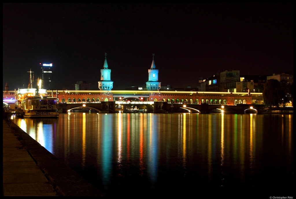 Die Oberbaumbrcke in Berlin am 19.10.2012. Ein durchfahrender U-Bahn-Zug erzeugt ein schnes Lichtband auf der Brcke.