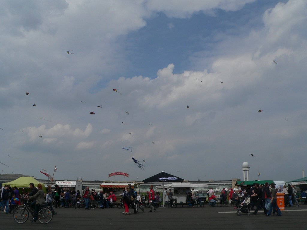 Die ffnung des Tempelhofer Flughafengelndes wurde unter anderem mit einem Drachenfest gefeiert. 9.5.2010