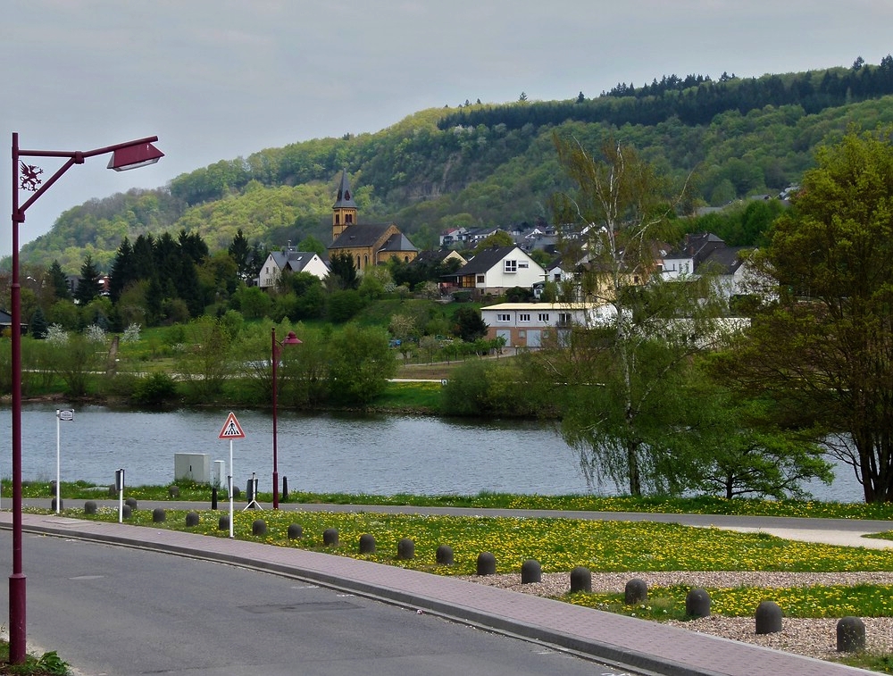 Die Ortschaft Oberbillig von der luxemburgischen Moselseite aus gesehen am 17.04.2010. (Jeanny)