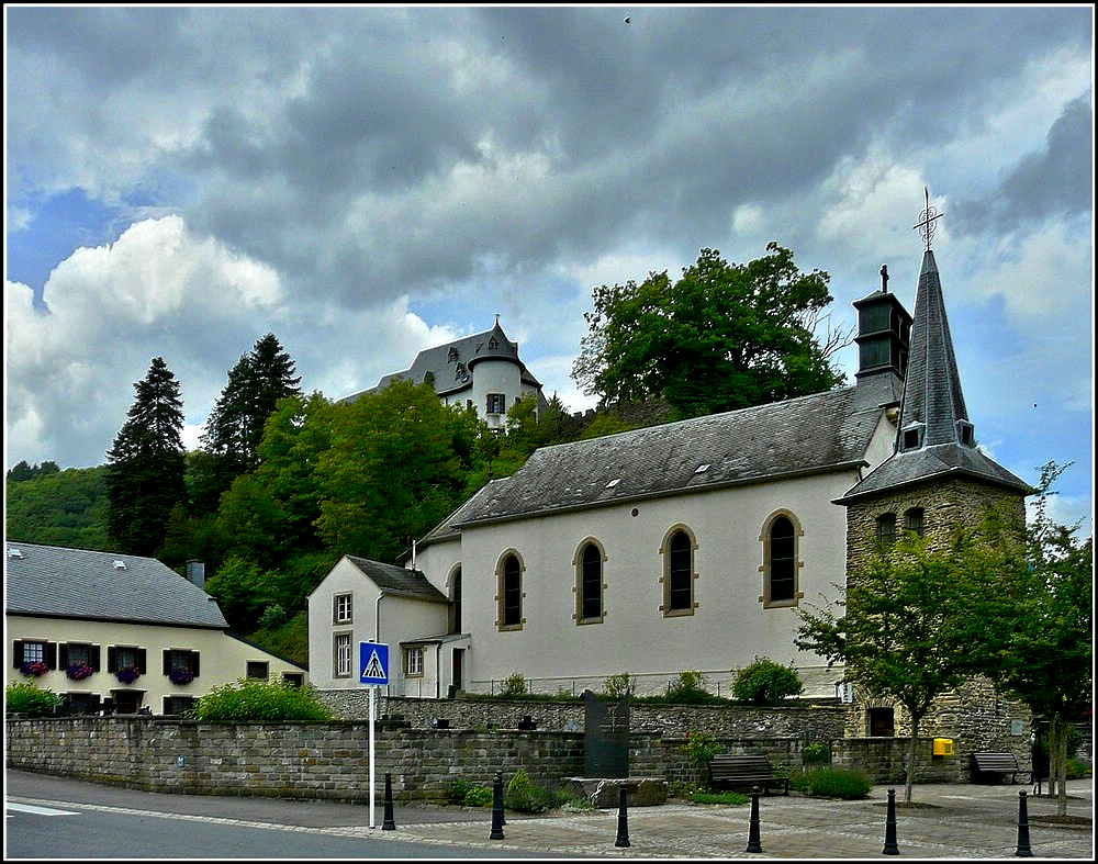 Die Ortschaft Stolzembourg liegt im reizvollen Ourtal, 6 km flussaufwrts der Touristenstadt Vianden. Im Dorf zeugen der vor 1585 erbaute Glockenturm und die Kirche von der langen Geschichte des Dorfes und seiner Pfarrei. Die  Stolzemburg  selbst liegt auf einer Anhhe in der Dorfmitte. Ein erstes Mal wurde die Burg 1454 durch den Gouverneur Antoine Croy zerstrt und 1679, ein zweites Mal, durch die Truppen Ludwigs XIV. Sie wurde 1898 im schottischen Stil wieder aufgebaut. Heute ist die Burg in Privatbesitz. 01.08.2010. (Jeanny)