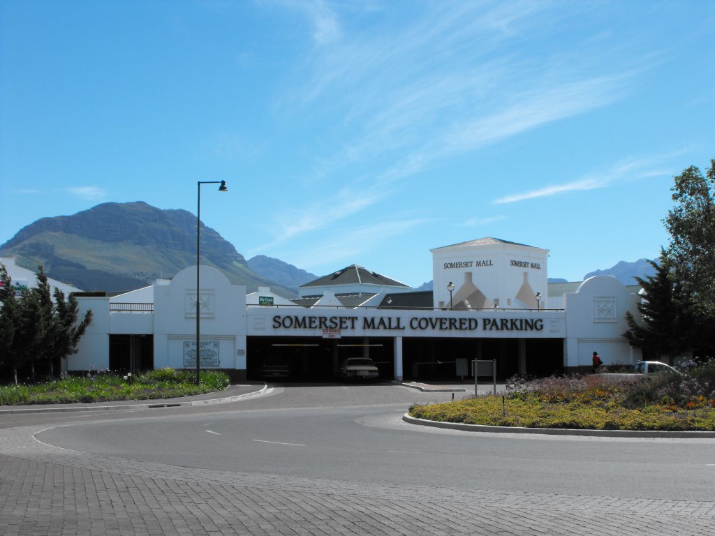 Die Parking-Halle beim Eingang 4 der Somerset Mall. Somerset West, 06.12.2010
