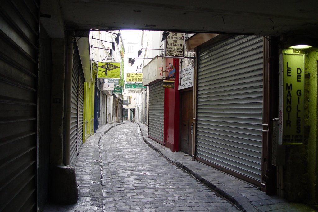 Die Passage du Chantier bei der Place de la Bastille behielt ihr Aussehen aus dem 19. JH mit groen Pflastersteinen und schmalen Brgersteigen, hinter denen sich Schleifer- und Lackierer-Werksttten befinden. (18.07.2009)