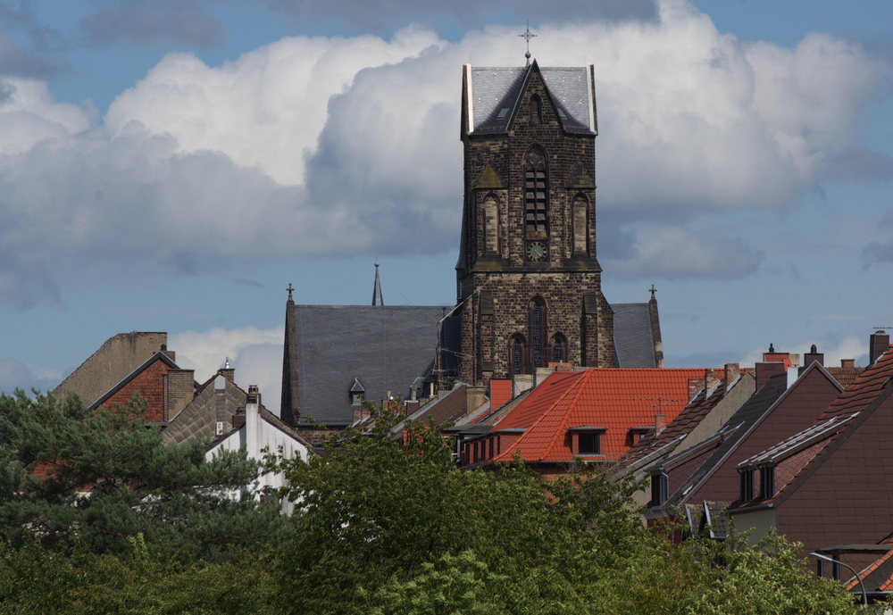 Die Pfarrkirche St. Josef in Saarbrcken Malstatt - 

Die Kirche St. Josef wurde 1908-10 durch den Architekten Rppel erbaut. Die Weihe erfolgte am 10. Mai 1911 durch Bischof Michael Felix Korum. Nach schweren Kriegszerstrungen wurde die Kirche 1948 wieder aufgebaut, die provisorische Turmhaube anstelle des alten 70m hohen Spitzturms wurde aber beibehalten.

14.07.2012