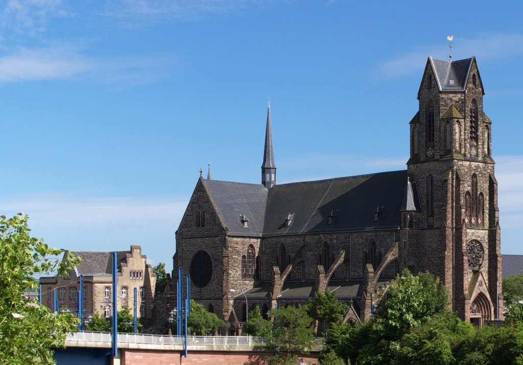 Die Pfarrkirche St. Josef in Saarbrcken Malstatt - Die Kirche St. Josef wurde 1908-10 durch den Architekten Rppel erbaut. Die Weihe erfolgte am 10. Mai 1911 durch Bischof Michael Felix Korum. Nach schweren Kriegszerstrungen wurde die Kirche 1948 wieder aufgebaut, die provisorische Turmhaube anstelle des alten 70m hohen Spitzturms wurde aber beibehalten. 16.06.2013